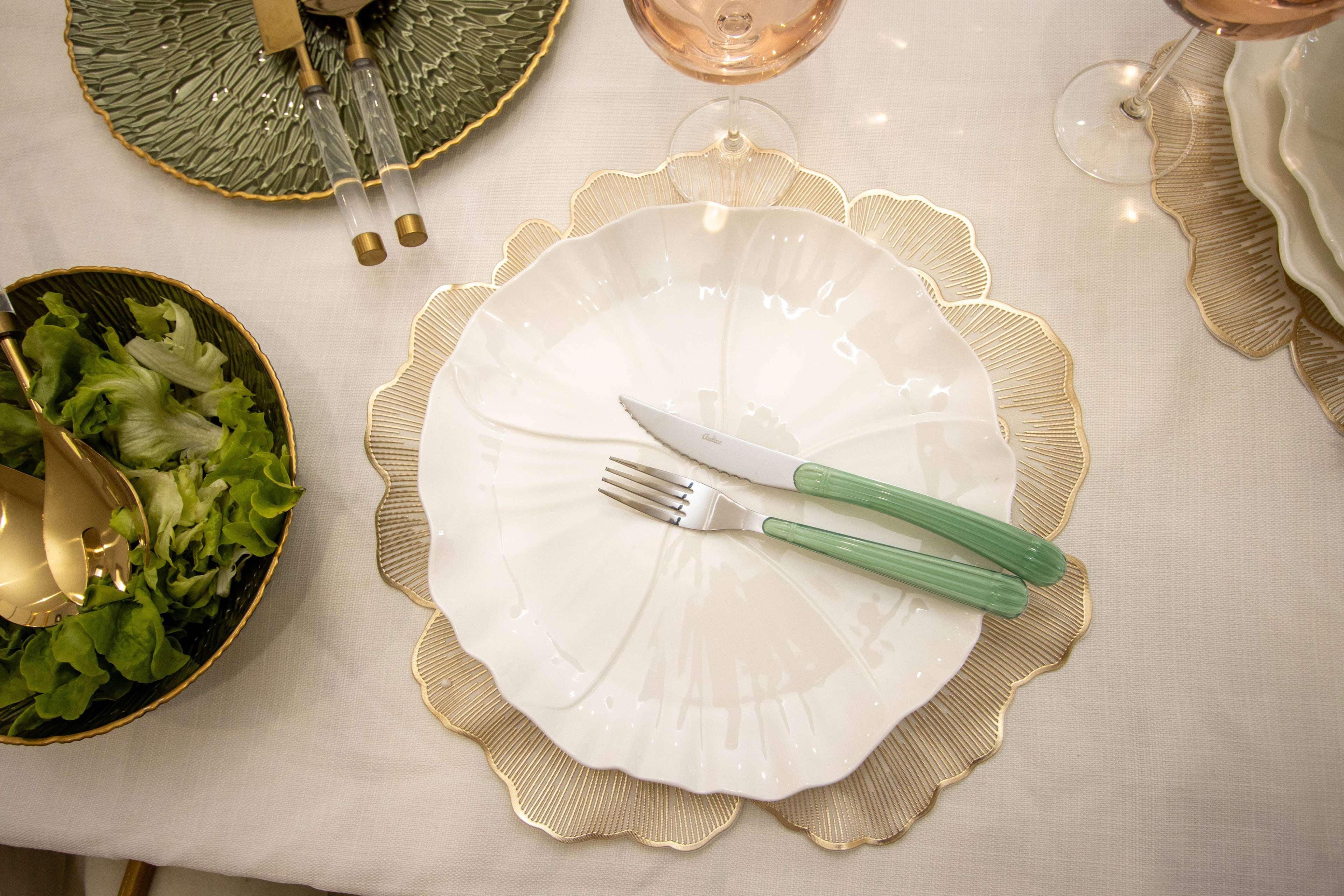 Bajo Plato Flor Dorada
