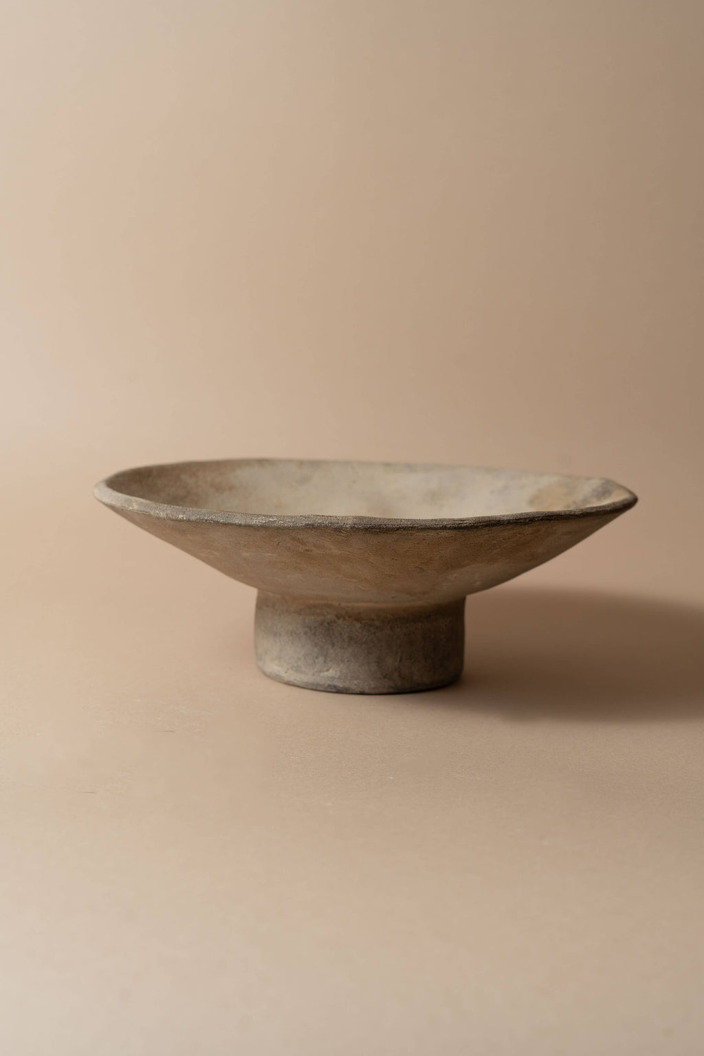 Cuenco bajo de pedestal de terracota