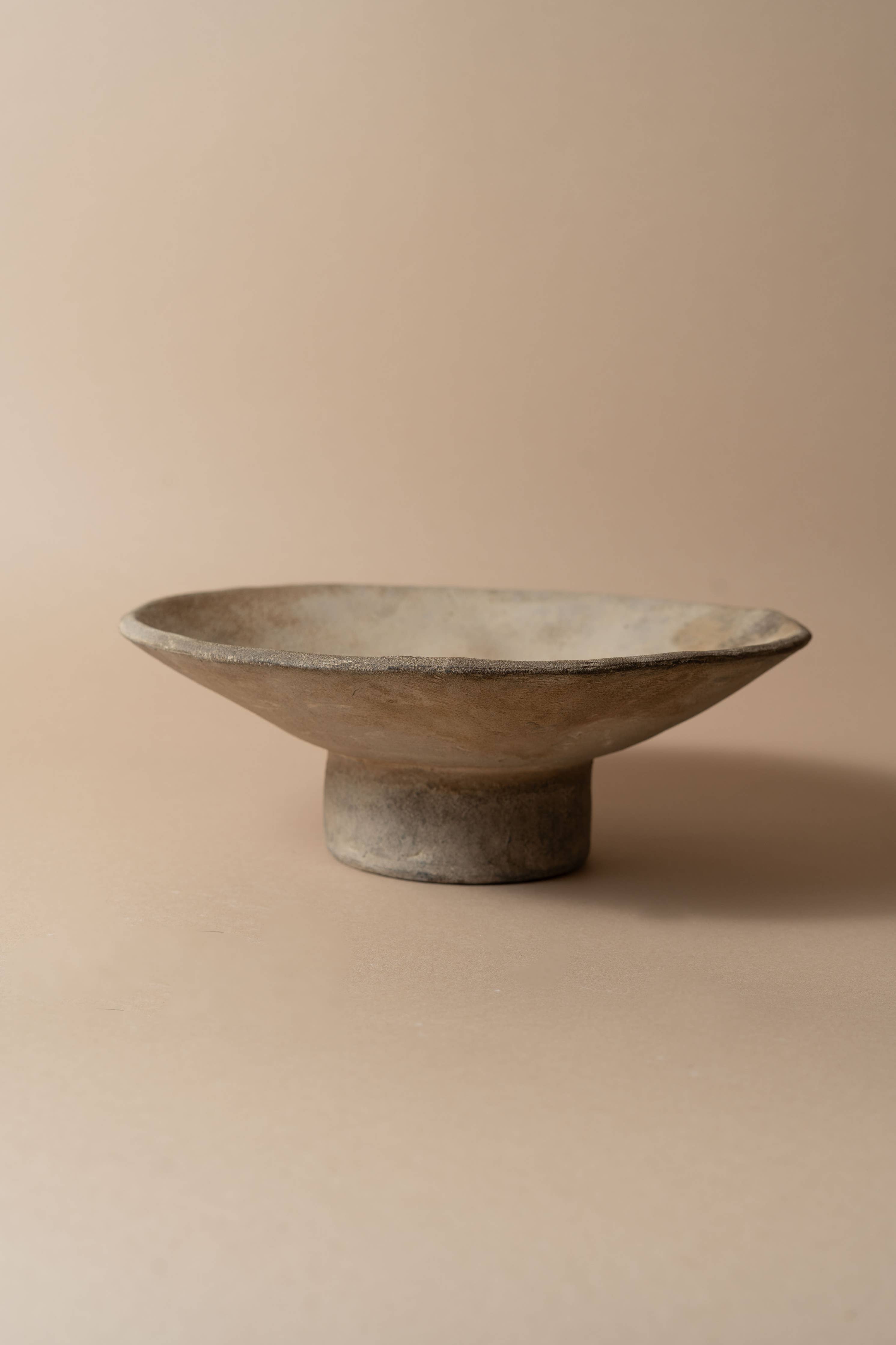 Cuenco bajo de pedestal de terracota