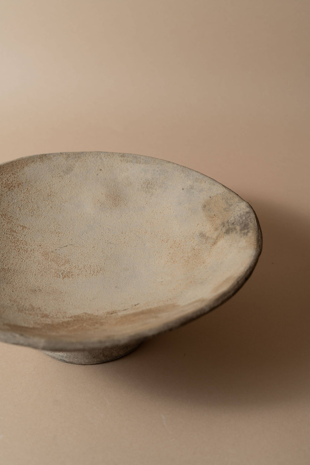 Cuenco bajo de pedestal de terracota