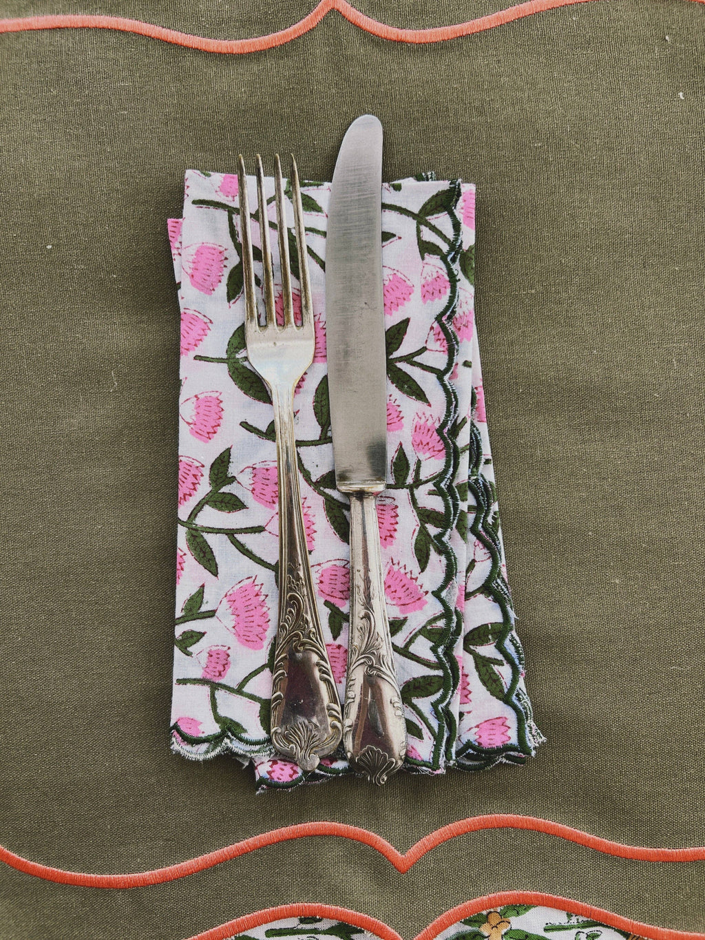 SET 2 SERVILLETAS ALGODÓN BLOCK PRINT CON FESTÓN ONDA BLANCO ROSA