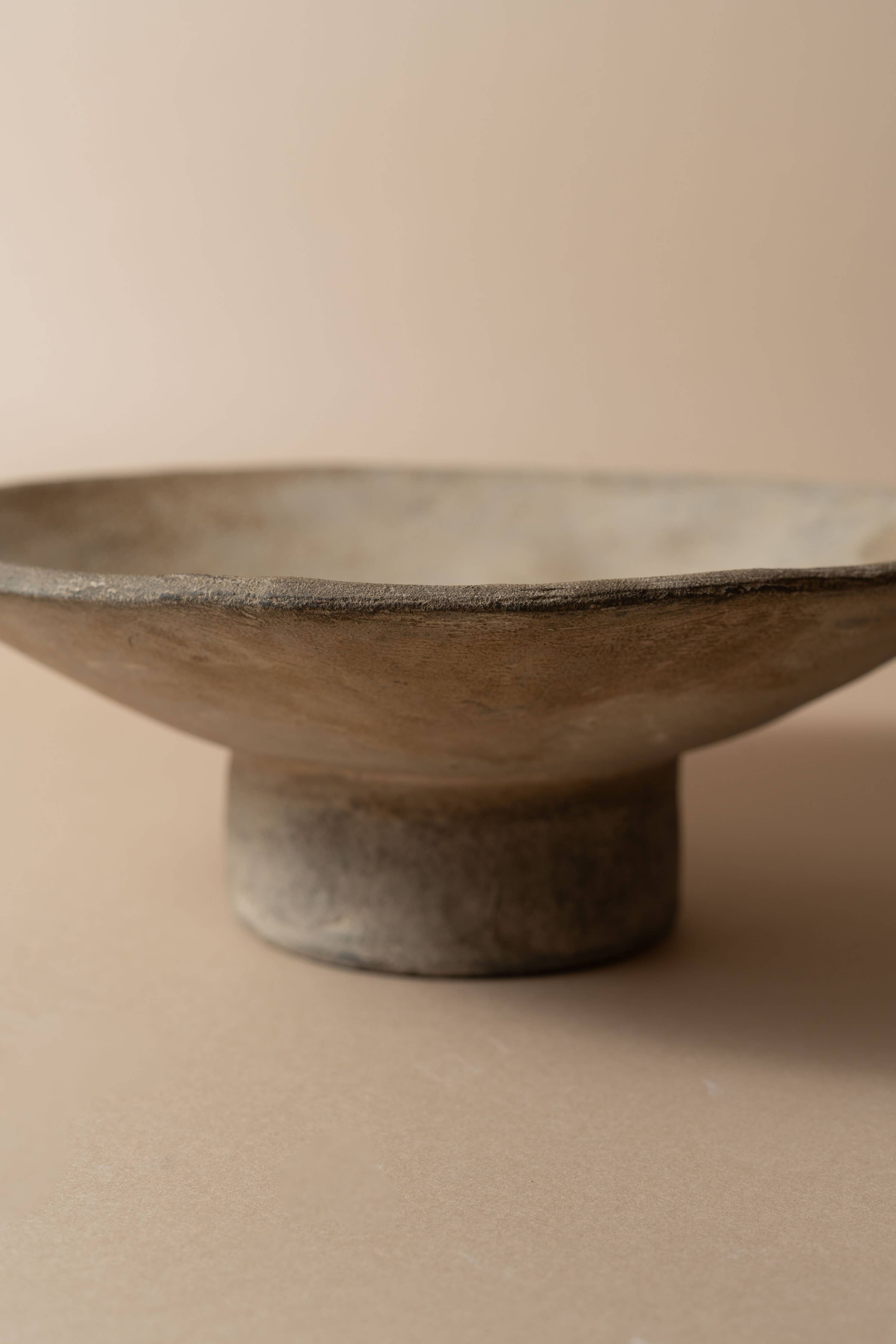 Cuenco bajo de pedestal de terracota