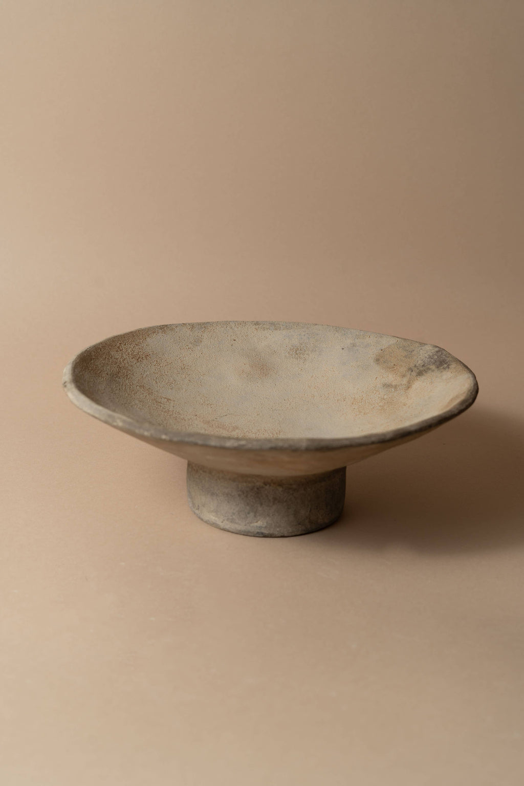 Cuenco bajo de pedestal de terracota