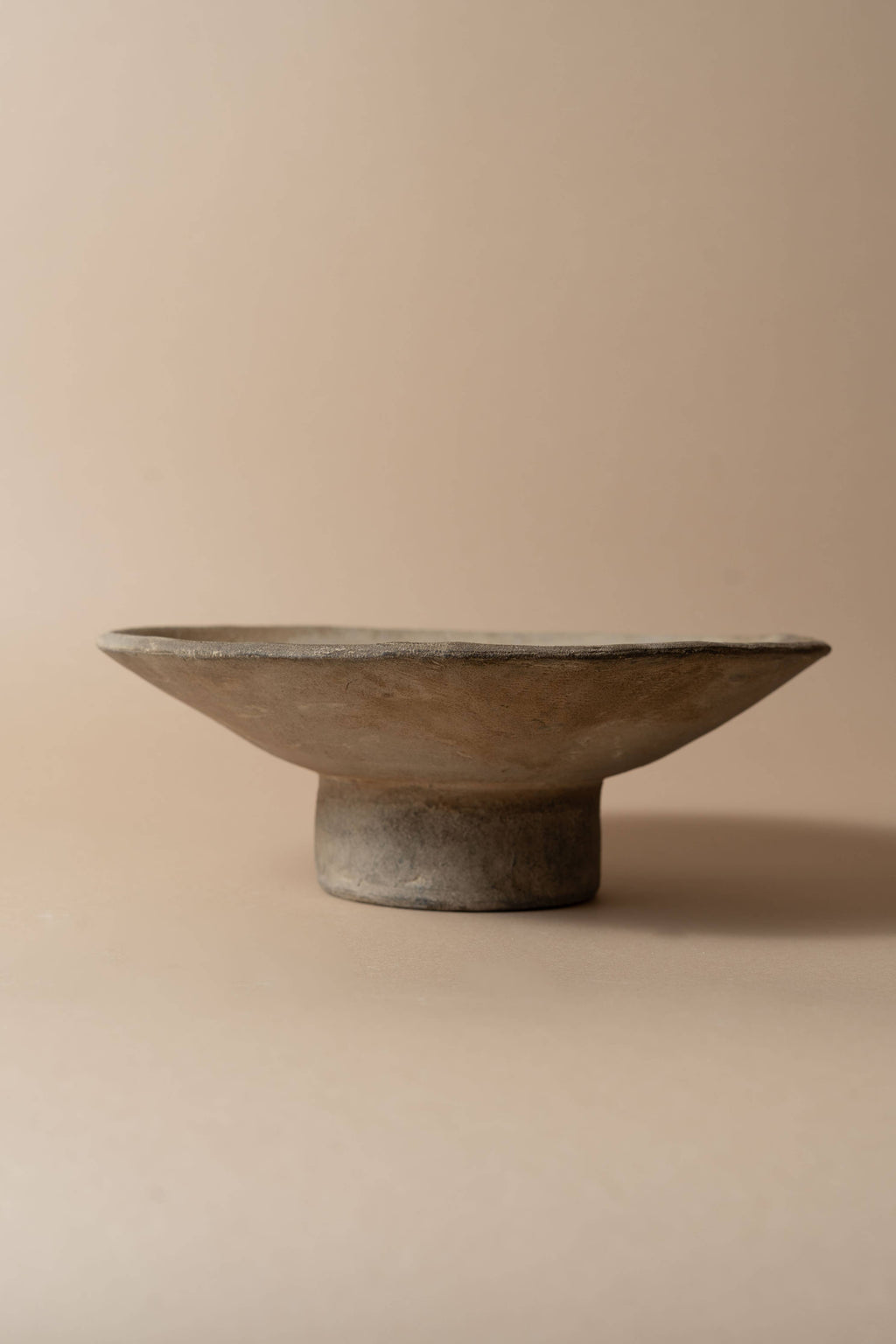 Cuenco bajo de pedestal de terracota