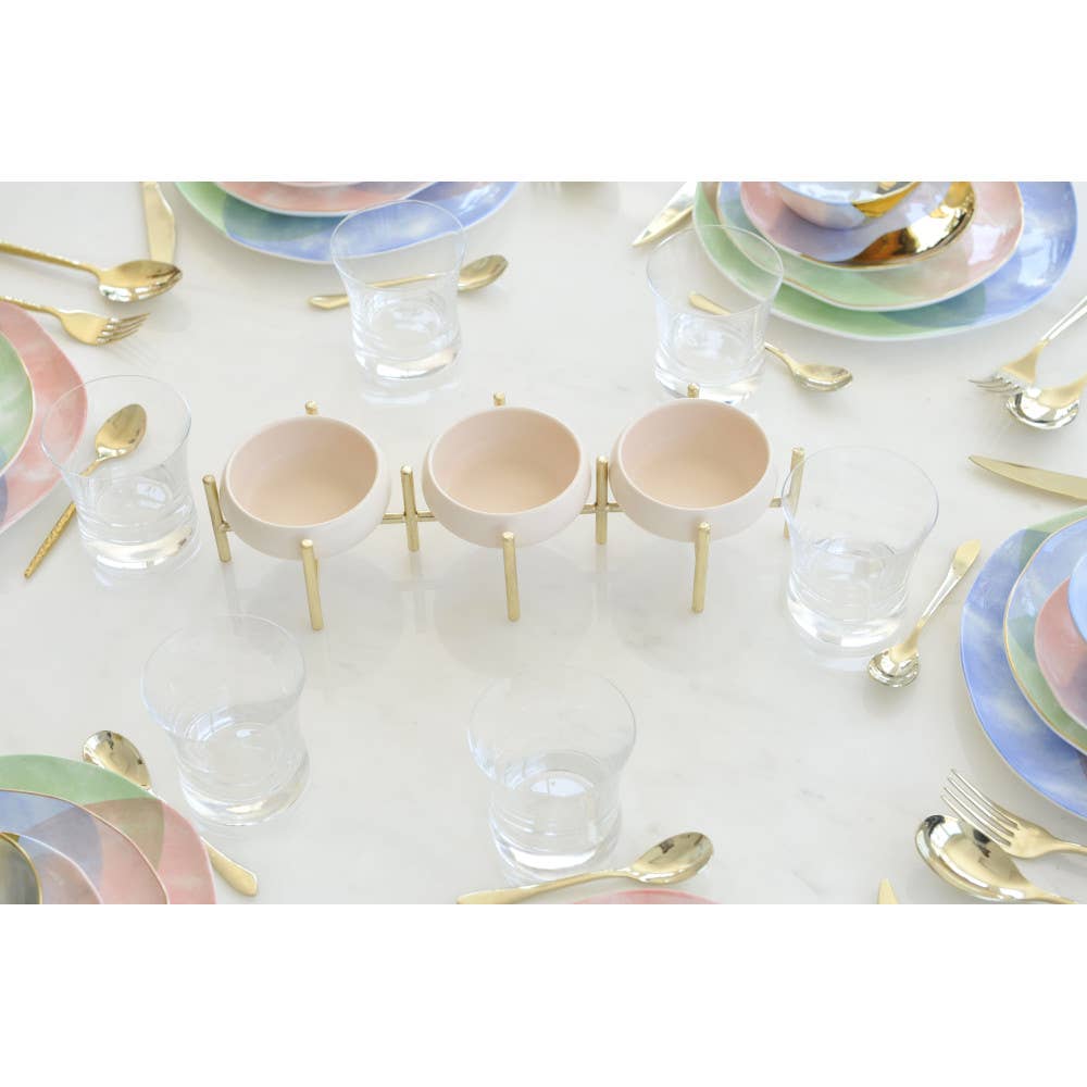 Plato para aperitivos beige y dorado con 3 compartimentos